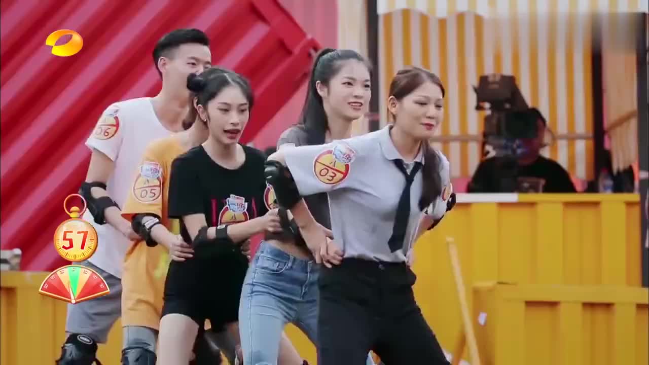 摇啊笑啊桥:美女小姐姐们挑战猛龙队,现场竟变成"饺子下锅"