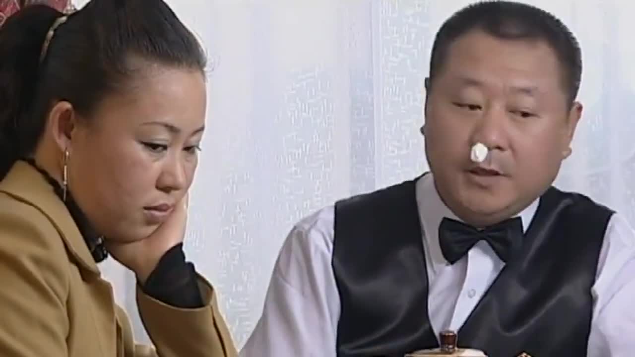 彪哥想砸钱宣传彪记靓汤,桂英不同意,彪哥自己整起了小广告