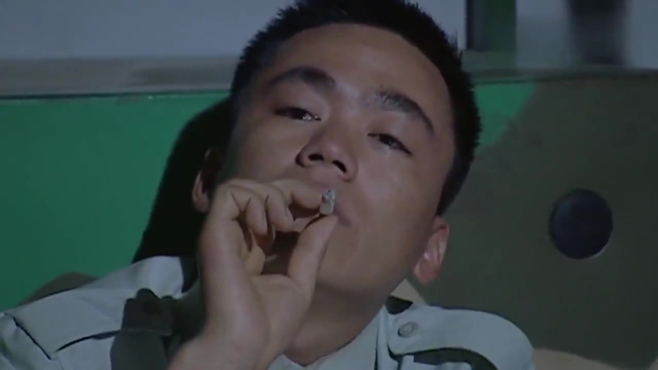 影视:许三多违纪抽烟,被纠察发现,哪料纠察给他递烟又敬礼!