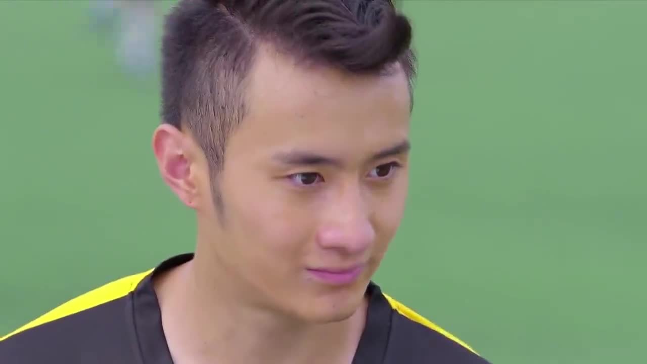 旋风:对手自信带球过人,秦明浩轻松抢到球,配合队友完美进球