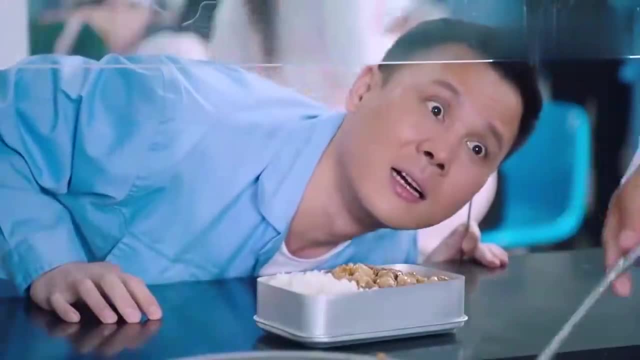 男友打两份红烧肉分给郭娥,多吃带皮的肉能长的水灵,搞笑