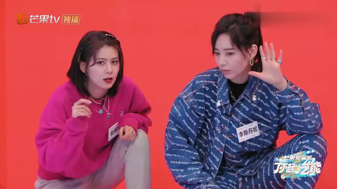 李斯丹妮玩游戏毫无偶像包袱,跪在地上表演《lastdance》,好逗