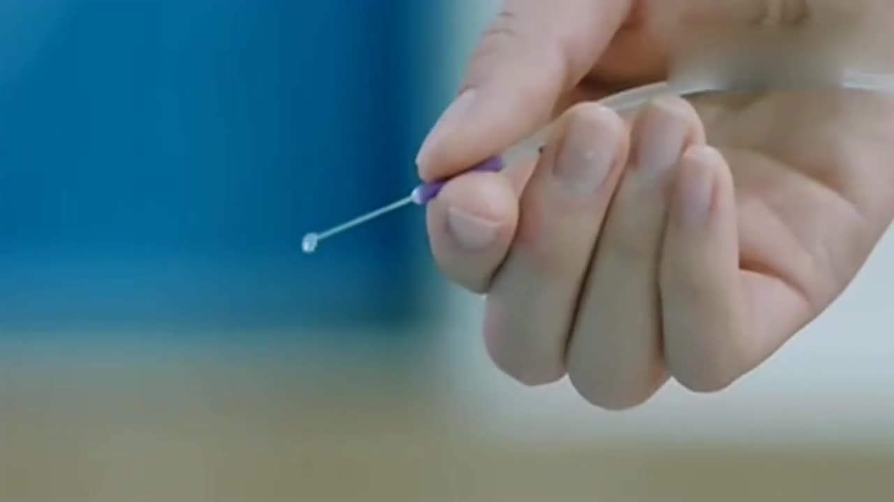 儿科医生-小雅给蕾蕾扎针输液,蕾蕾惨叫