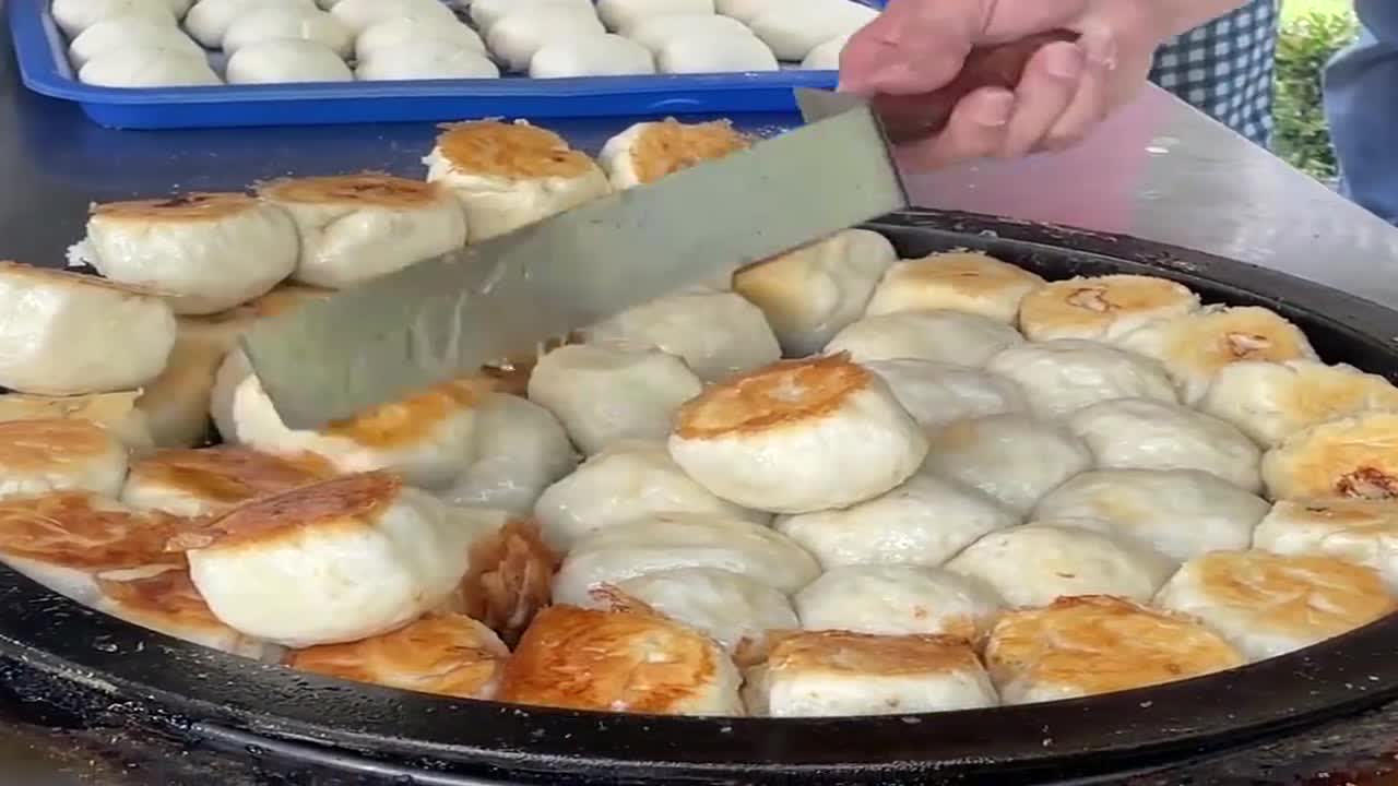 河南夫妇推三轮车卖水煎包,2元1个没有肉,大叔坦言:有肉卖不掉