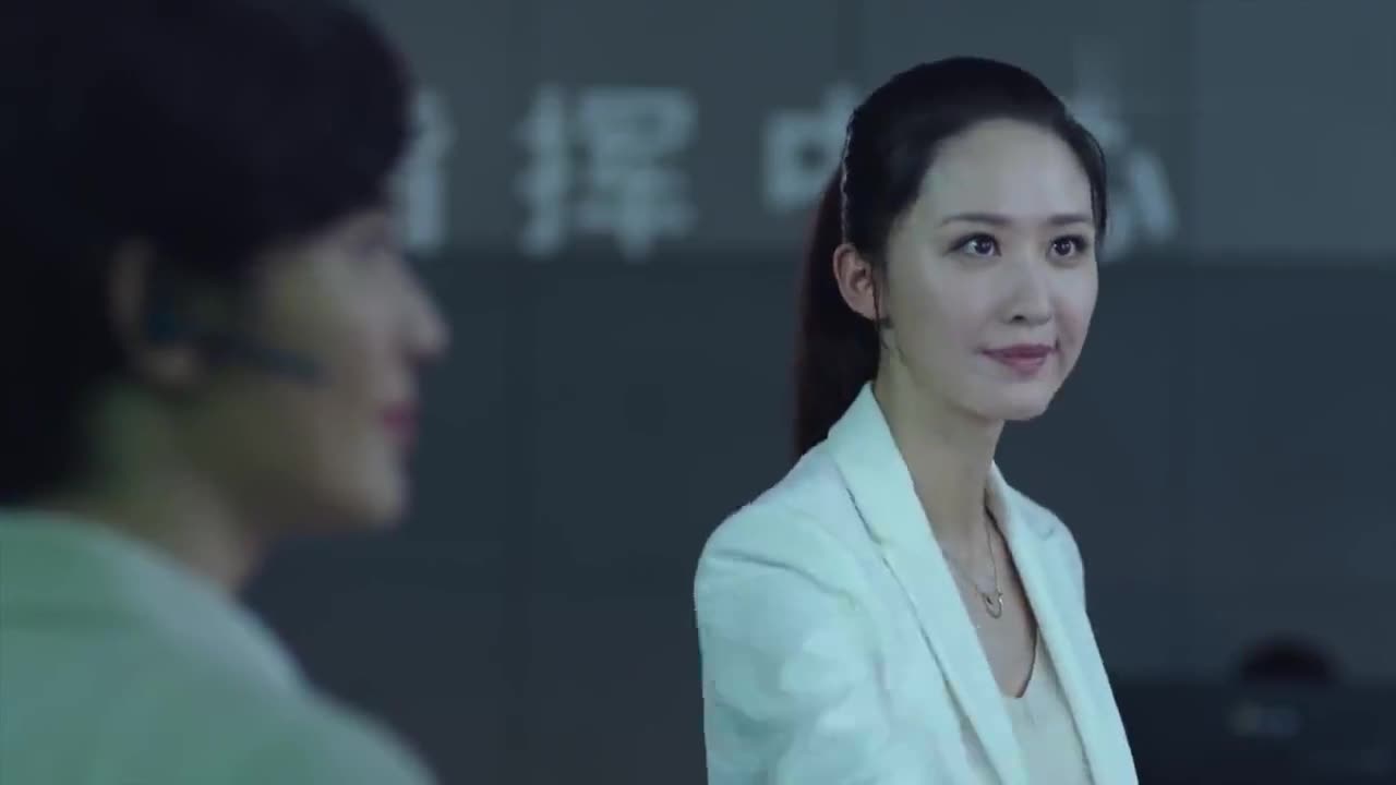 谍海追踪:嫌疑人被捕归案,嘴太硬就是不肯说,警花出手把她唬住