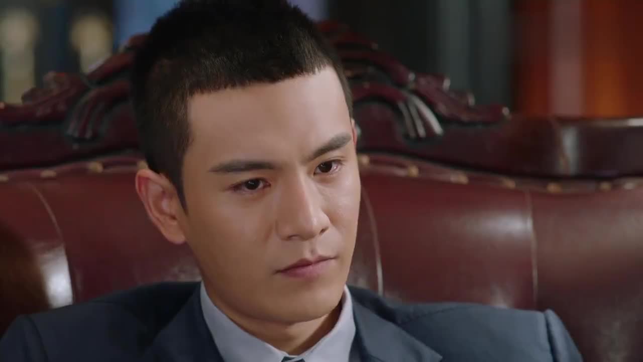 叶飞知道姜虎已安排好退路,叶飞又送上金银,姜虎完全被麻痹了