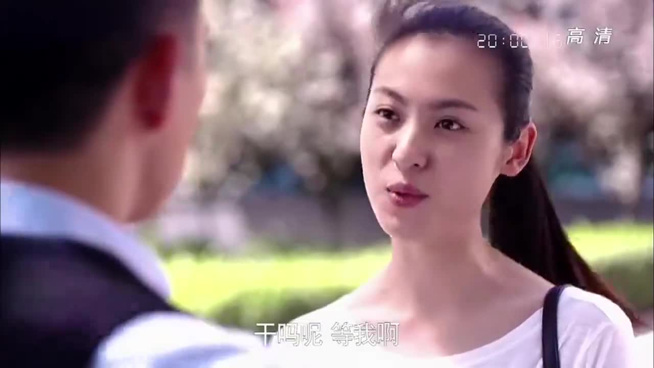 青年医生王博跟倚梦牵手进医院同事起哄急诊室拍起结婚照