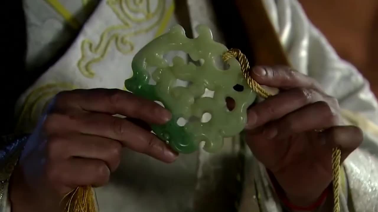 包青天八王爷见冷宫娘娘送太子玉佩立马告诫他别让第三人看到