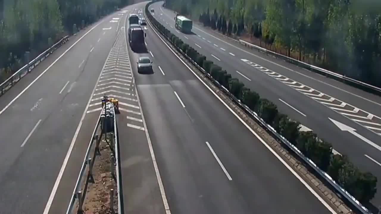 监控:大货车司机力挽狂澜,这个违停司机胆儿真肥!