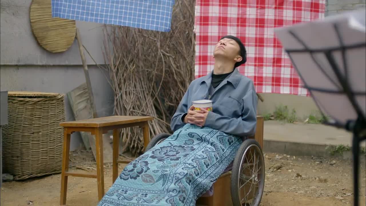 我的二哥二嫂瘫痪男看到前妻两眼直勾勾的这也太夸张