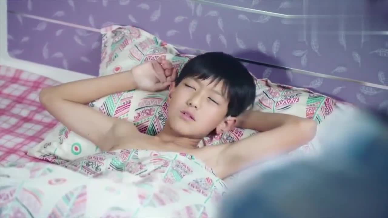 姐姐叫弟弟起床发现弟弟有点不对劲掀开被子直接吓得大叫