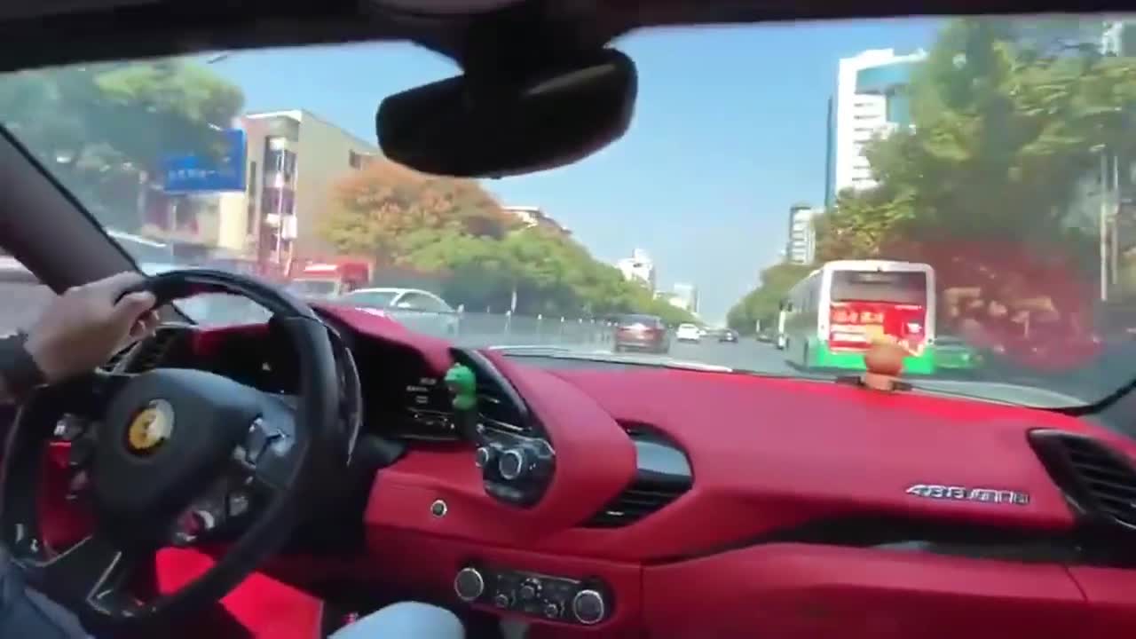 开着法拉利488副驾驶坐着她这是你理想的样子吗