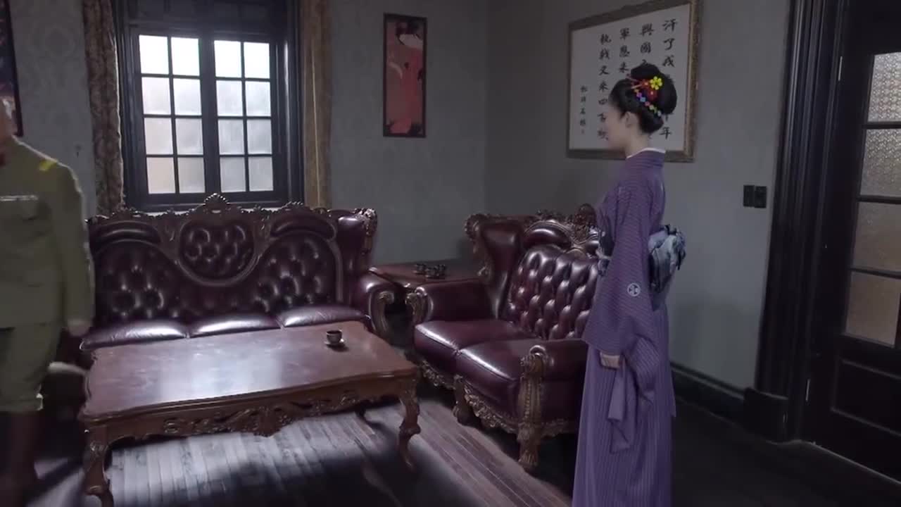 寒山令俞显扬带着小媛回去两人走进去一个饭馆里面