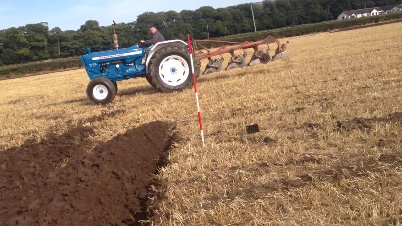 开这拖拉机进行犁地这速度真让人无语