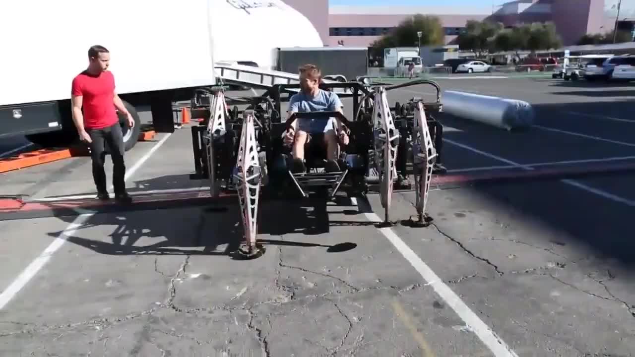 大学生将垃圾“变废为宝”独创首辆“机械蜘蛛战车”速度惊人