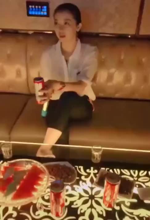 失恋的小姐姐独自一人来ktv唱歌希望她一切都会好起来