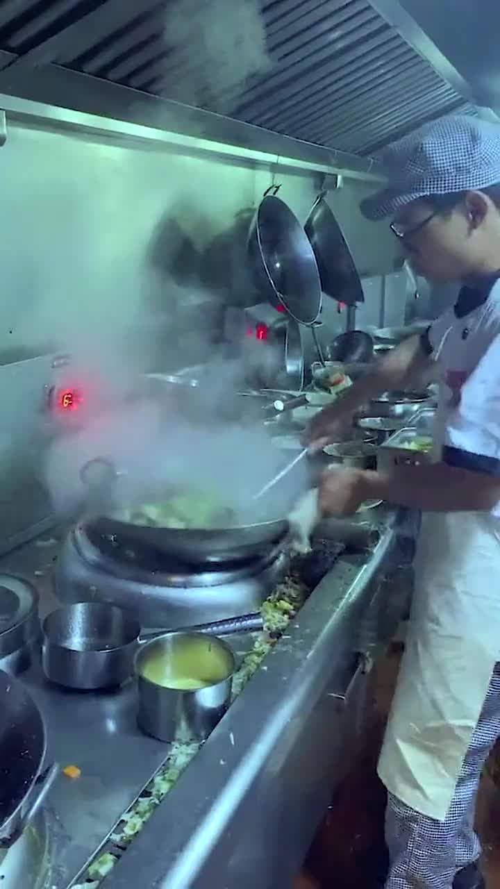 五星级酒店的后厨厨师用电磁灶炒菜难怪口味变了