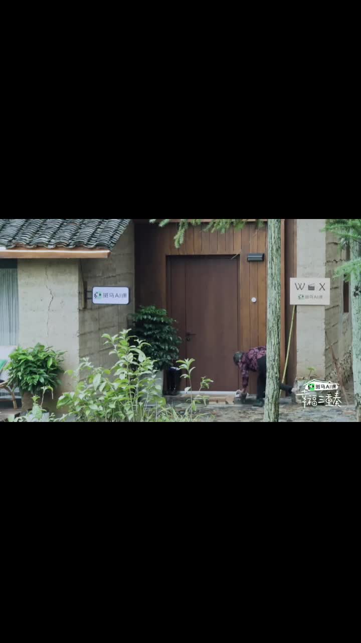 《幸福三重奏2》吴京给躲雨的老奶奶穿雨衣,超暖心