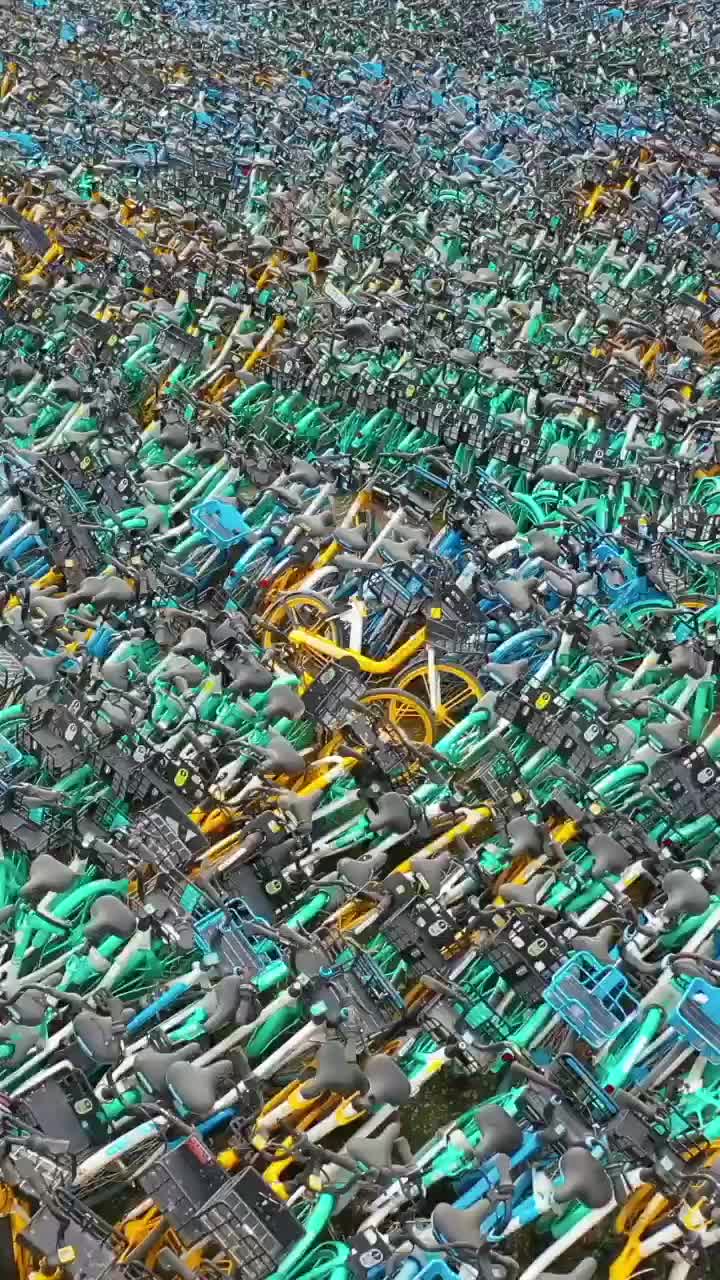 密集恐惧症慎入,走进共享单车"坟场",几十万辆单车密密麻麻