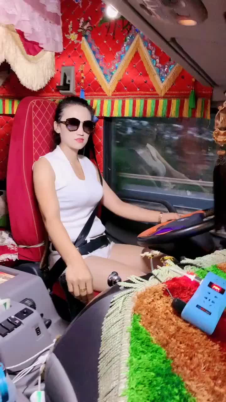 这个货车女司机真洋气开车还戴着墨镜单手开车技术真了不起