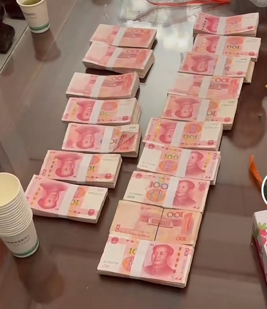 当众展示现金和金砖,哭诉女儿被绑架经过|陈亚男|彩礼|金砖_新浪新闻