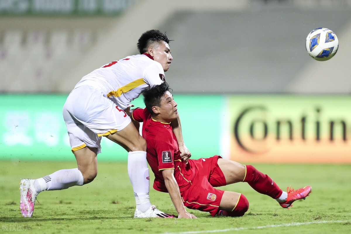 3归化+最强土炮缺席！国足陷绝境，曝足协开重奖：赢越南得600万