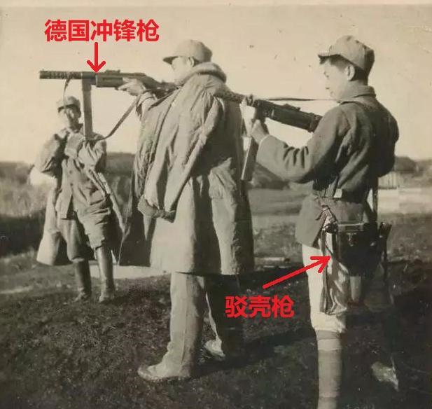八路军单兵装备,每人一把32发冲锋枪,外加一把20响驳壳枪
