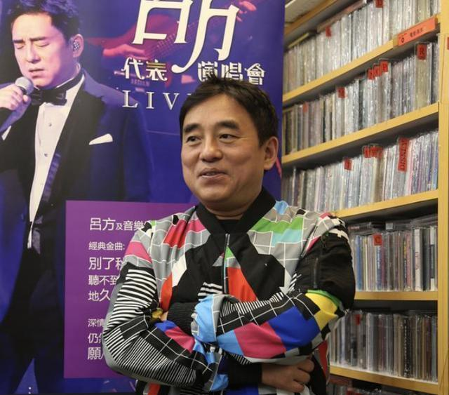 56岁吕方首度公开与女儿合照,怀抱孩子笑容慈祥,父女长相神似|吕方|郑裕玲_新浪娱乐_新浪新闻