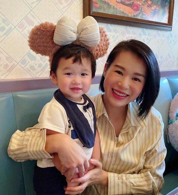 胡杏儿带小儿子去迪士尼玩穿条纹衬衫配健美裤一看就很自律