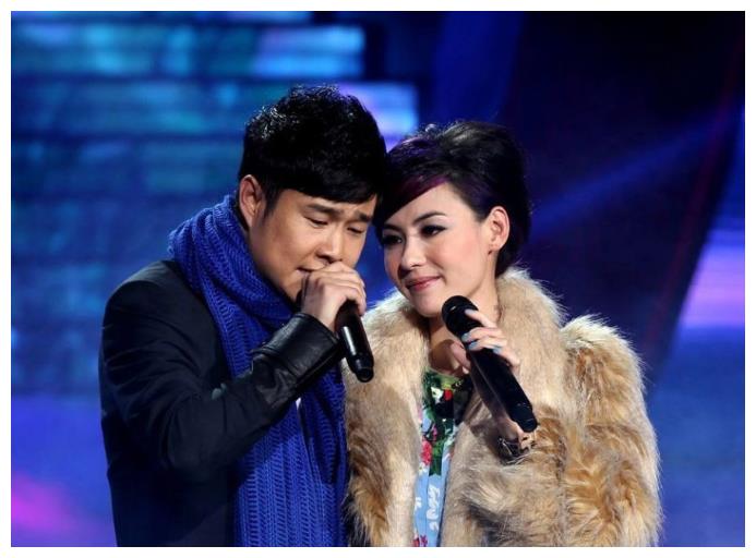 张柏芝演出时扣子裂开有谁注意到小沈阳的手网友太机智了