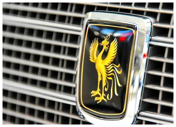 遇上带凤凰的丰田,开百万宾利也得往后稍稍