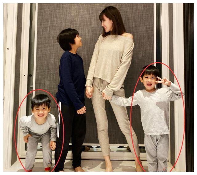 林志颖妻子晒与3个孩子合照,双胞胎好萌,我留意的却是kimi身高