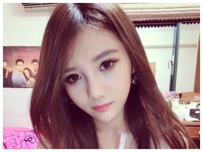 台湾高中校花陈嘉,一双漂亮的大眼睛,网友:真好看!