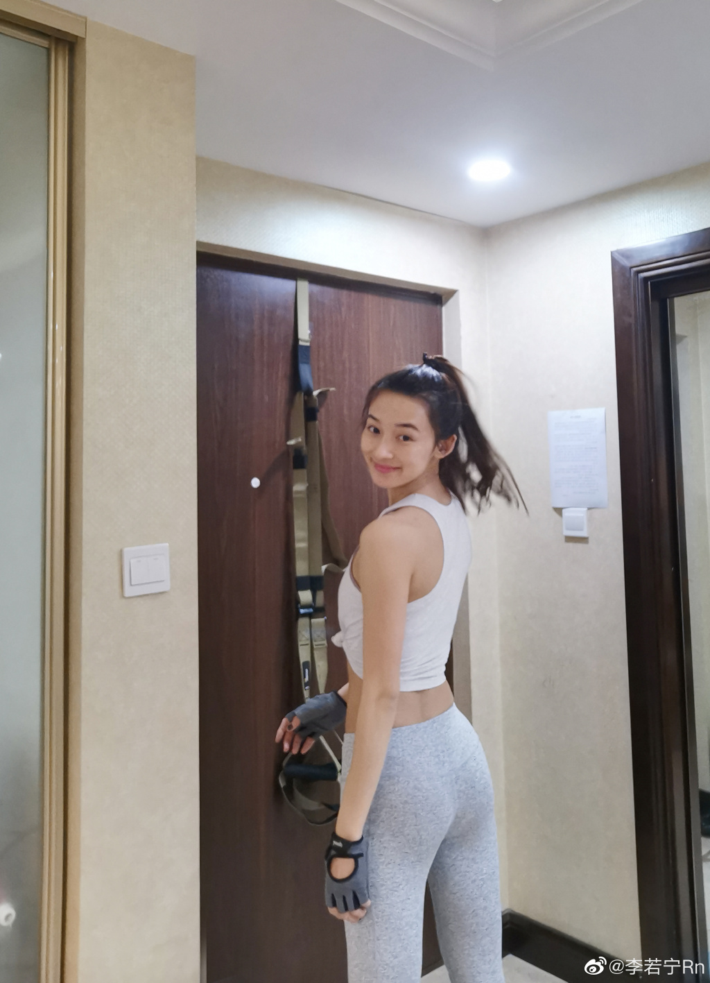 美女演员李若宁迷人写真美照_高清图集_新浪网