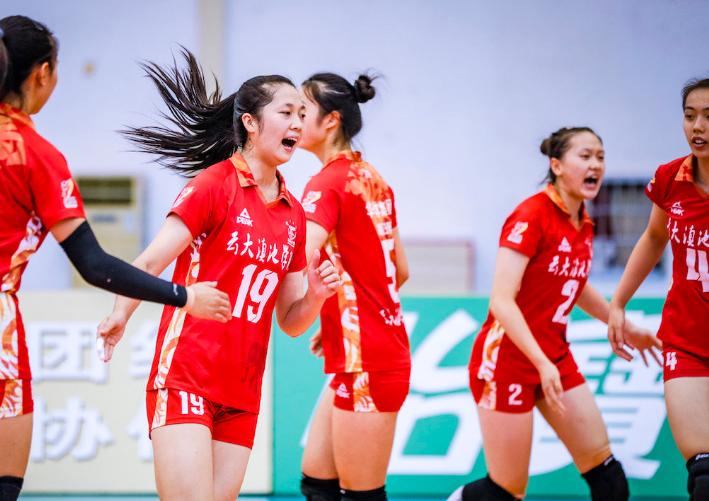 云南女排首发阵容为主攻刘梦雅,胡玉琴,副攻杨玛伊婷,张馨露,接应黄晓