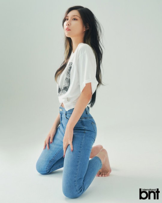 韩国女艺人stephanie最新杂志写真秀细腰