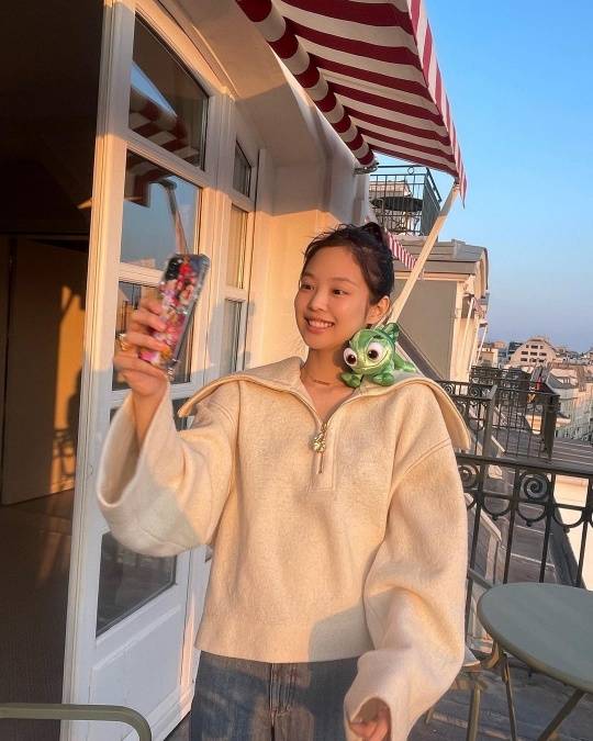 blackpink成员jennie社交网站发布巴黎旅行照