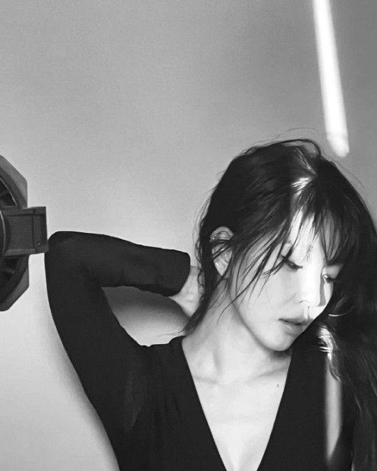 韩国女歌手boa社交网站发照展成熟优雅魅力