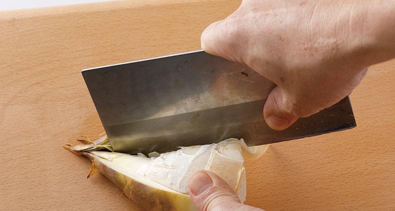 以刀入戳入笋中,用力划开到底,再用手把外层剥掉.