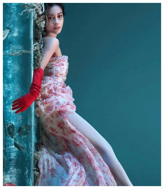 杨颖印花裙子配白丝当她蹲在地上时才知道黄晓明多有眼福