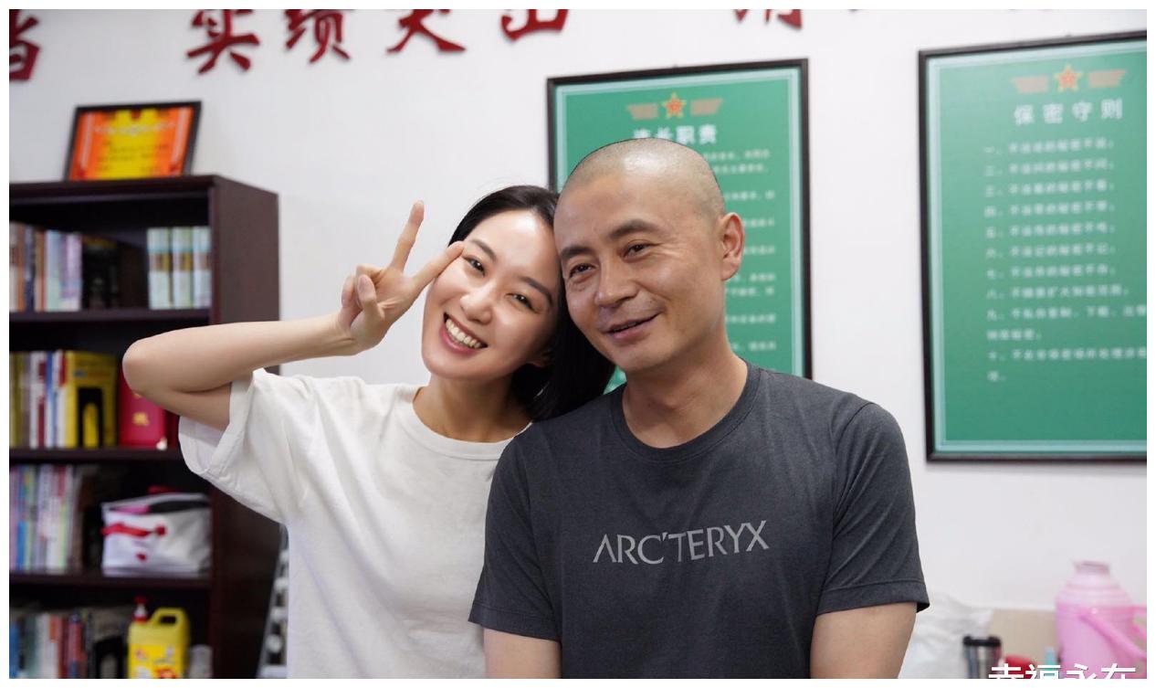 《伪装者》的阿香正式转正,嫁给了该剧导演,孔笙为他们证婚