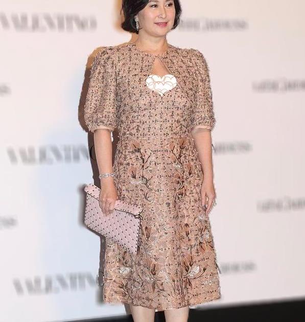 何超琼气质超群又贵气穿刺绣蛋糕裙配短发丰腴大气太抓眼球了