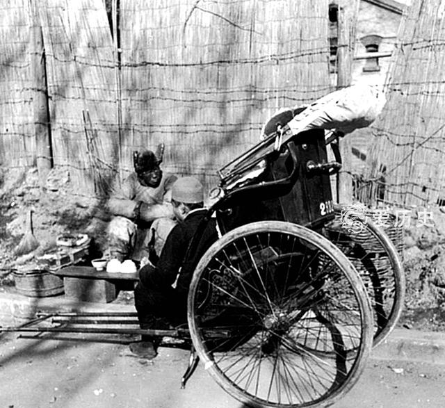 老照片民国时北京城里的人力车夫只要给钱拉人拉猪都行