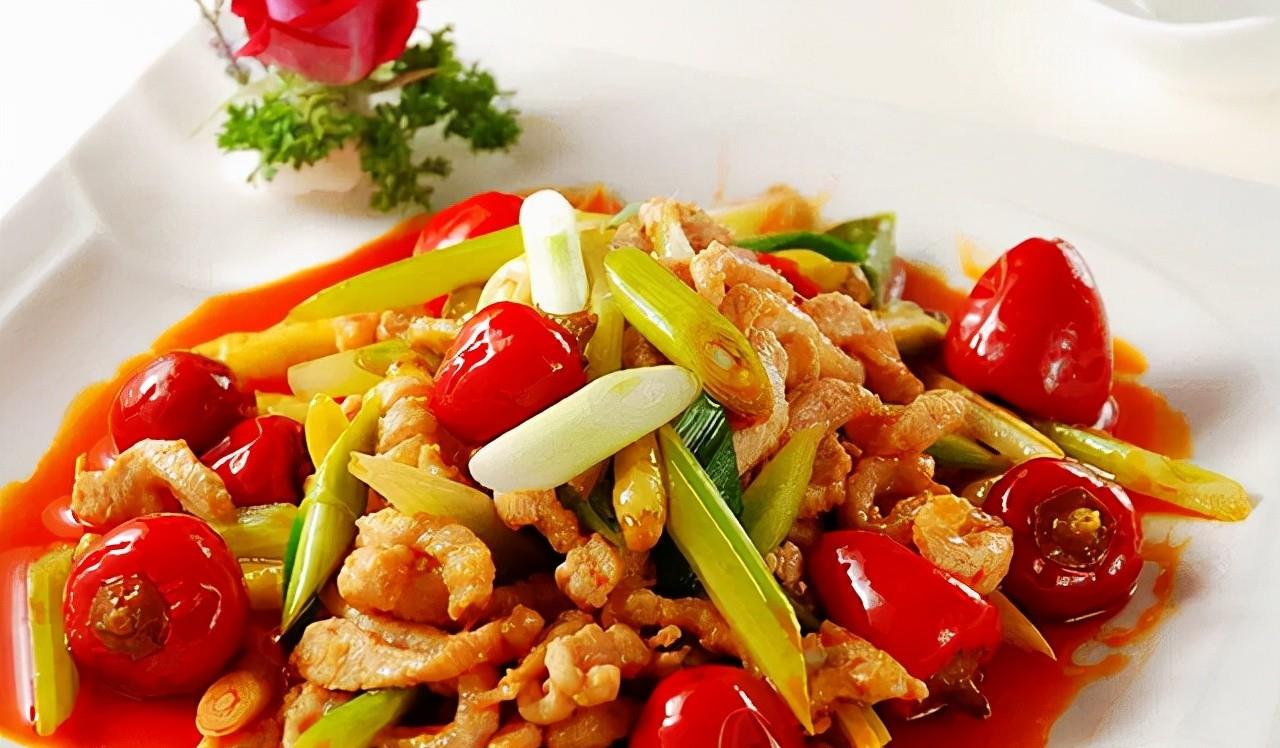 八:泡椒板筋泡椒板筋是用泡椒和猪板筋爆炒而成的特色菜肴.