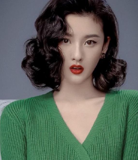 都说宋祖儿"港风卷发"显老,可谁注意她穿丝袜的腿,谁敢模仿?