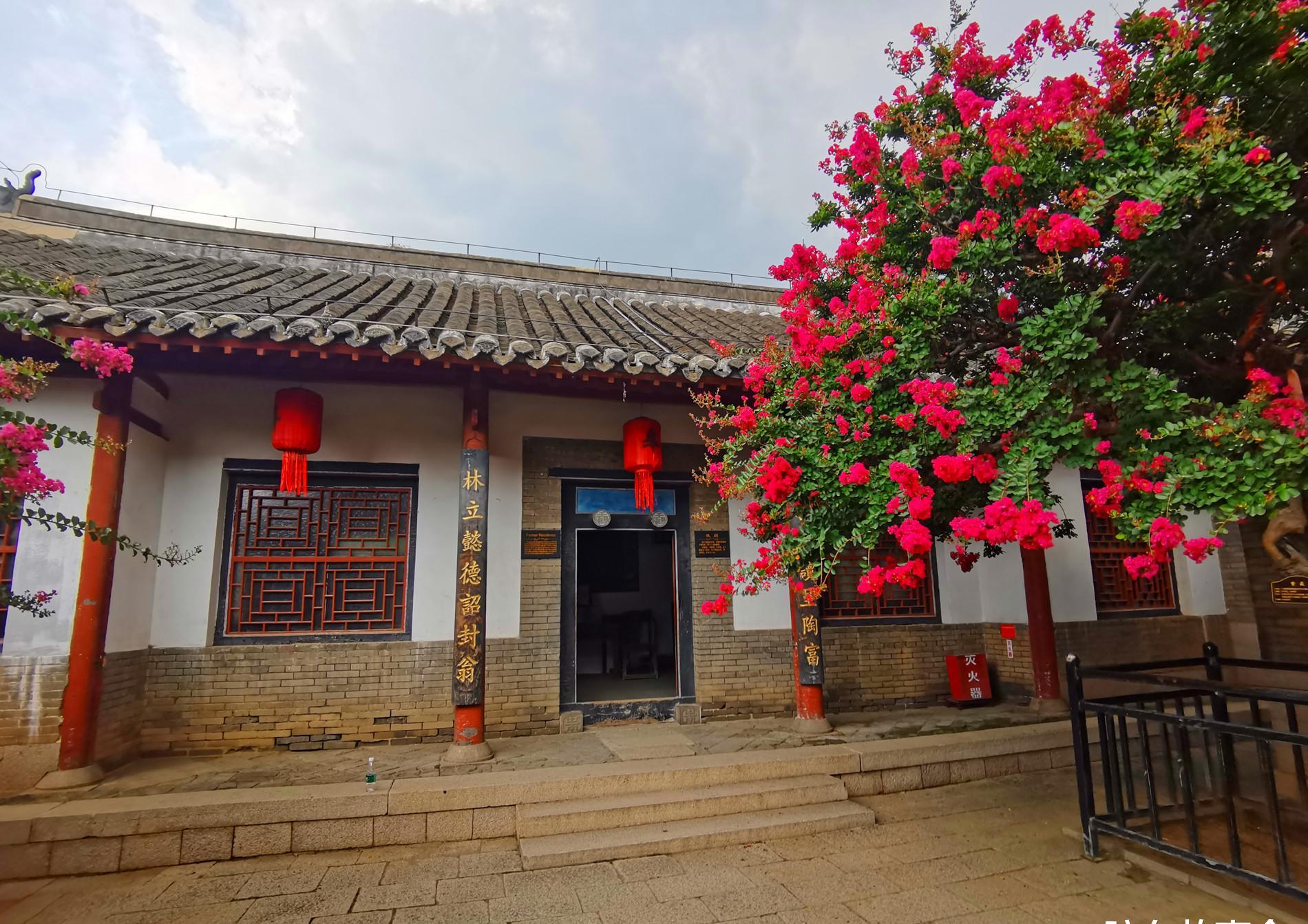 组图:栖霞牟氏庄园的紫薇花盛开,就在牟墨林故居院内