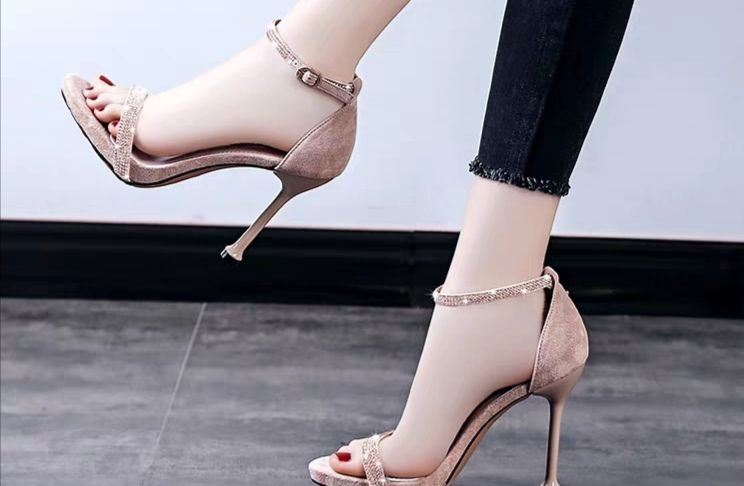 高跟凉鞋这样穿 时尚靓丽真的很美_高清图集_新浪网