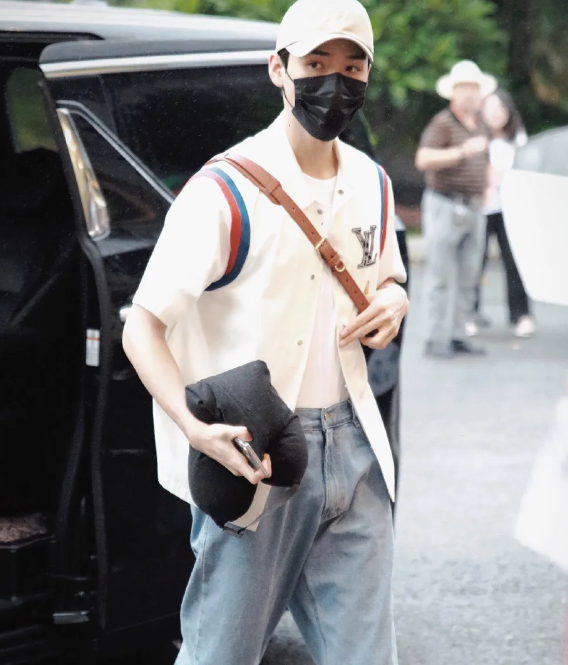 龚俊清新白色短袖搭配牛仔裤造型,十足的少年感.