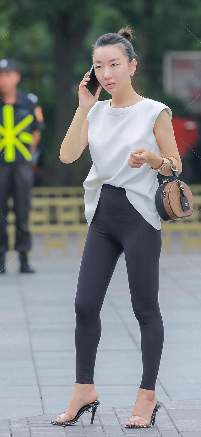 炎炎夏日,一身白色无袖上衣搭配黑色紧身裤穿搭,清凉时尚有气质