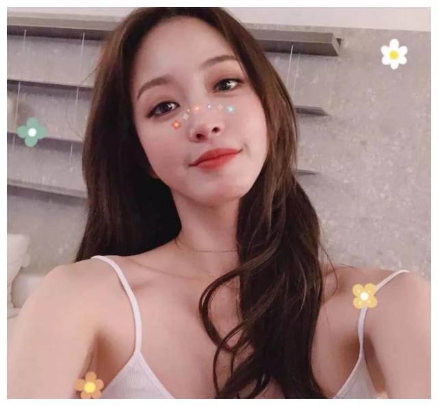 她是娱圈白富美,妩媚与妖气并存,有钱有颜,40岁整容整得像20岁